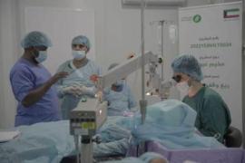 العون المباشر تنهي بنجاح (250) عملية جراحية للعيون في سقطرى
