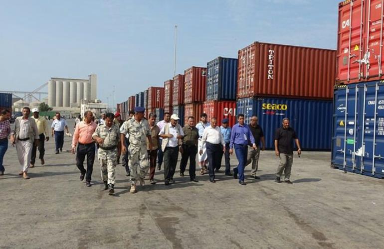وزير النقل يتفقد ساحات محطة الحاويات وتنظيم دخول السفن وتفريغ البضائع