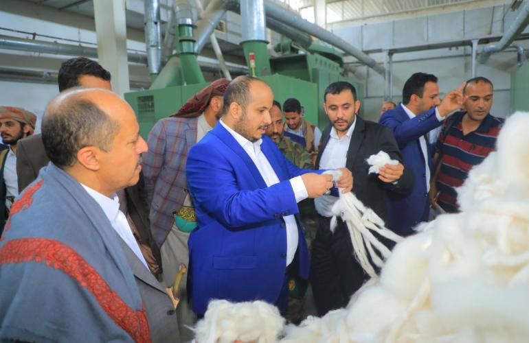 وزير الصناعة يشرف على عملية التشغيل التجريبي لمصنع الغزل والنسيج