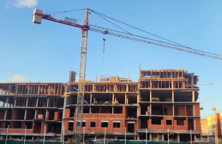 قطاع البناء في المغرب ينتعش بدعم من مشاريع البنية التحتية والإسكان